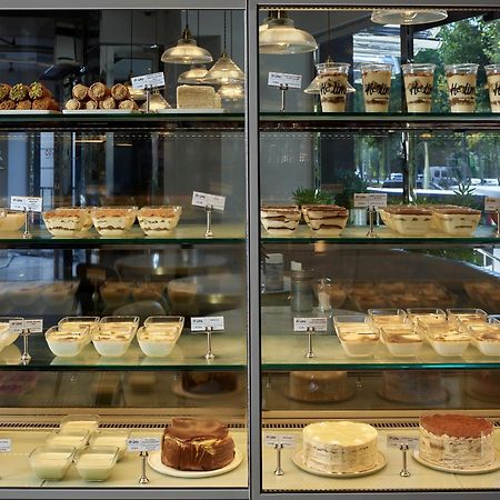 Stayso The House Hotel Istanbul Bagian luar foto A display case of pastries