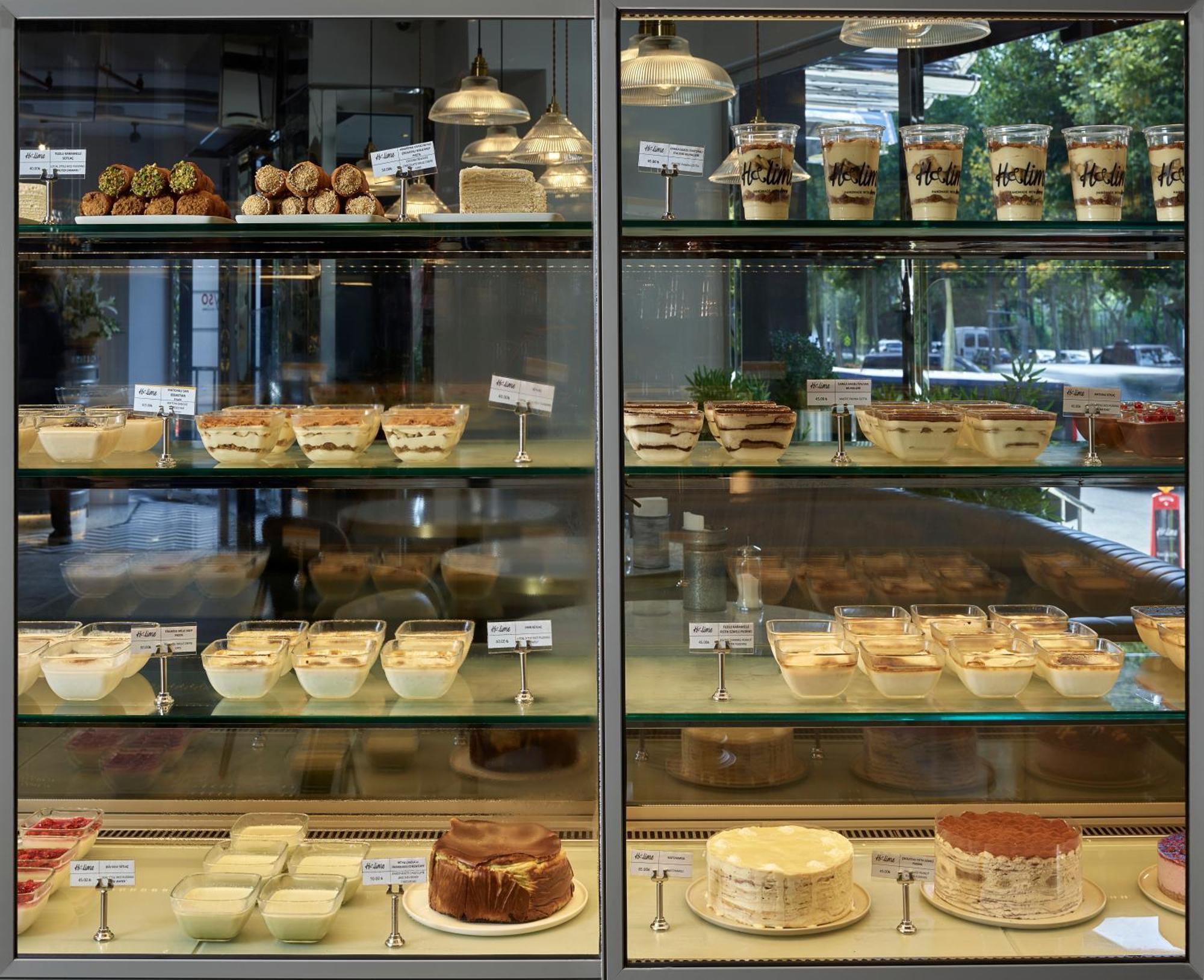 Stayso The House Hotel Istanbul Bagian luar foto A display case of pastries