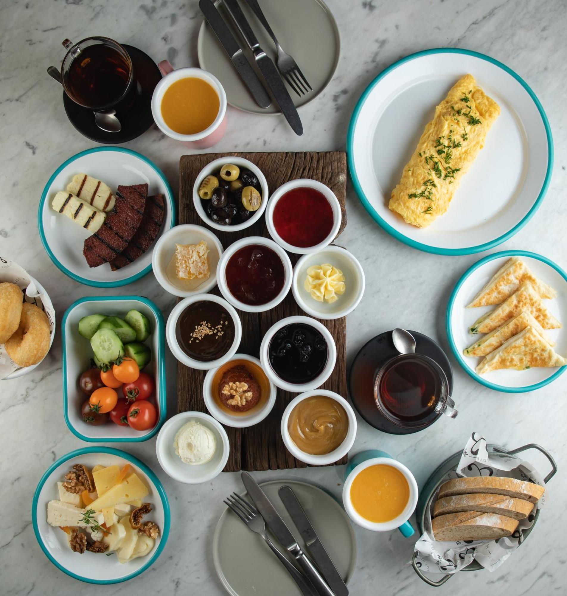 Stayso The House Hotel Istanbul Bagian luar foto Turkish breakfast