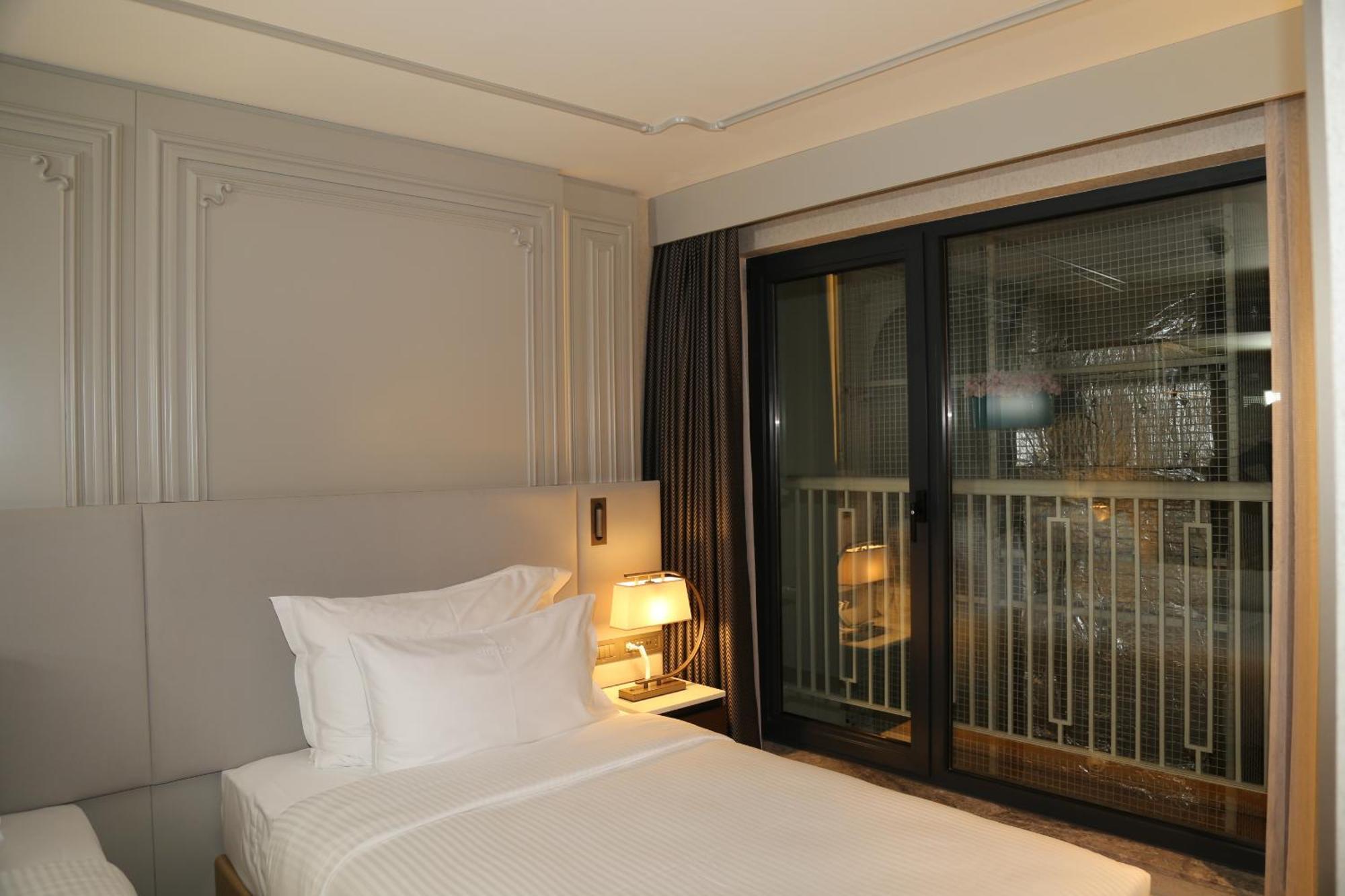 Stayso The House Hotel Istanbul Bagian luar foto A room at the hotel