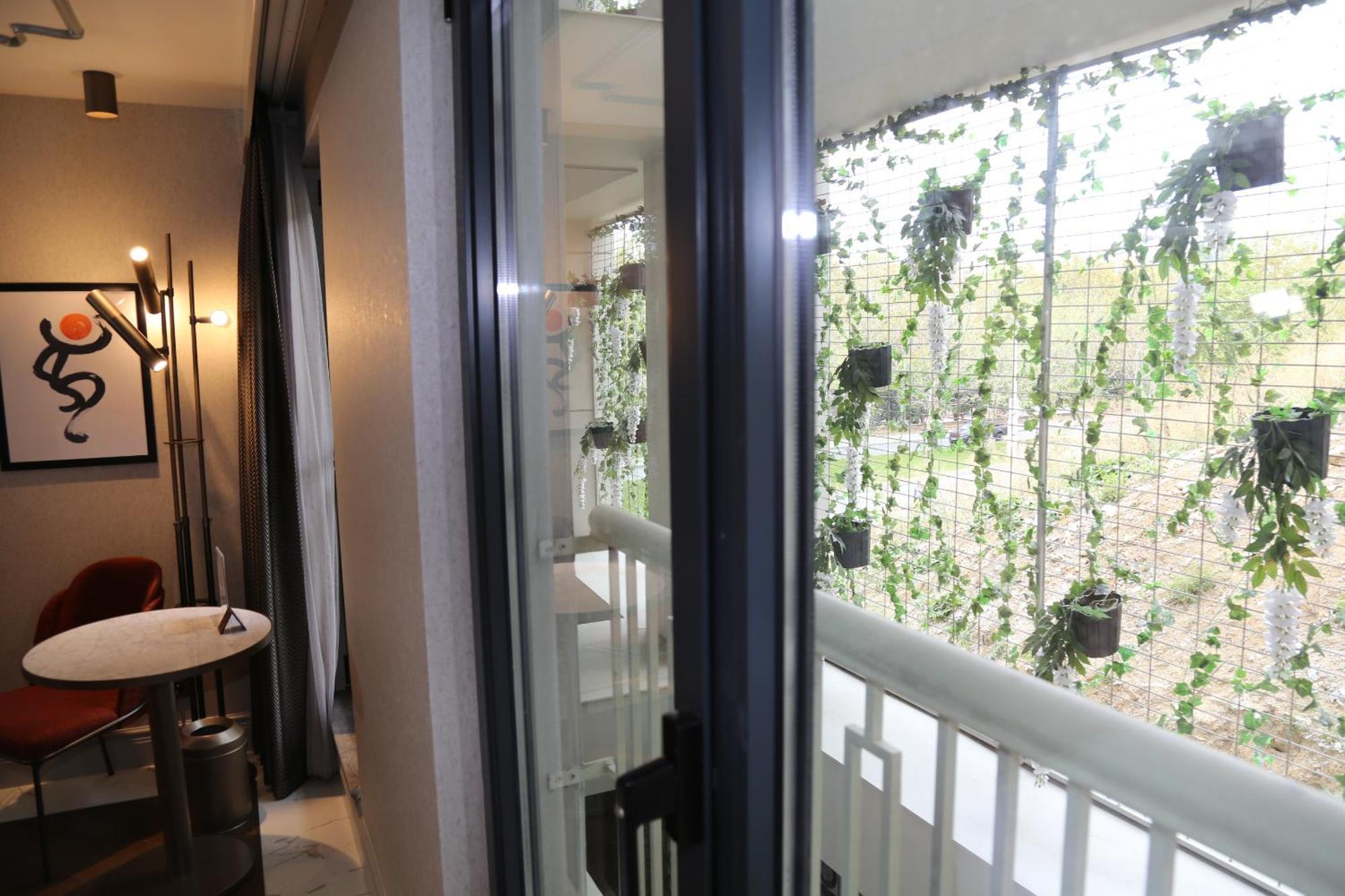 Stayso The House Hotel Istanbul Bagian luar foto A sliding door