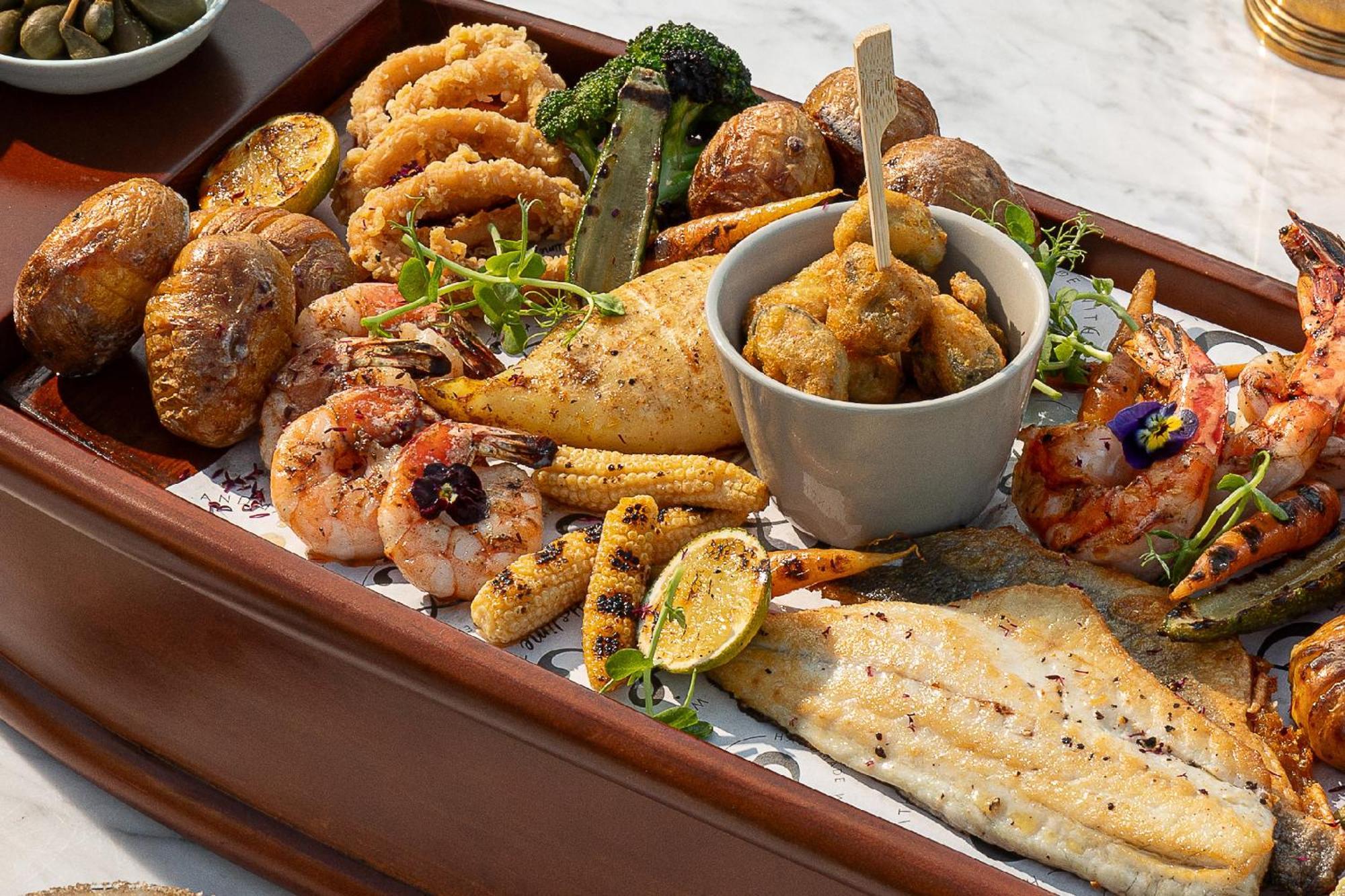 Stayso The House Hotel Istanbul Bagian luar foto Seafood platter